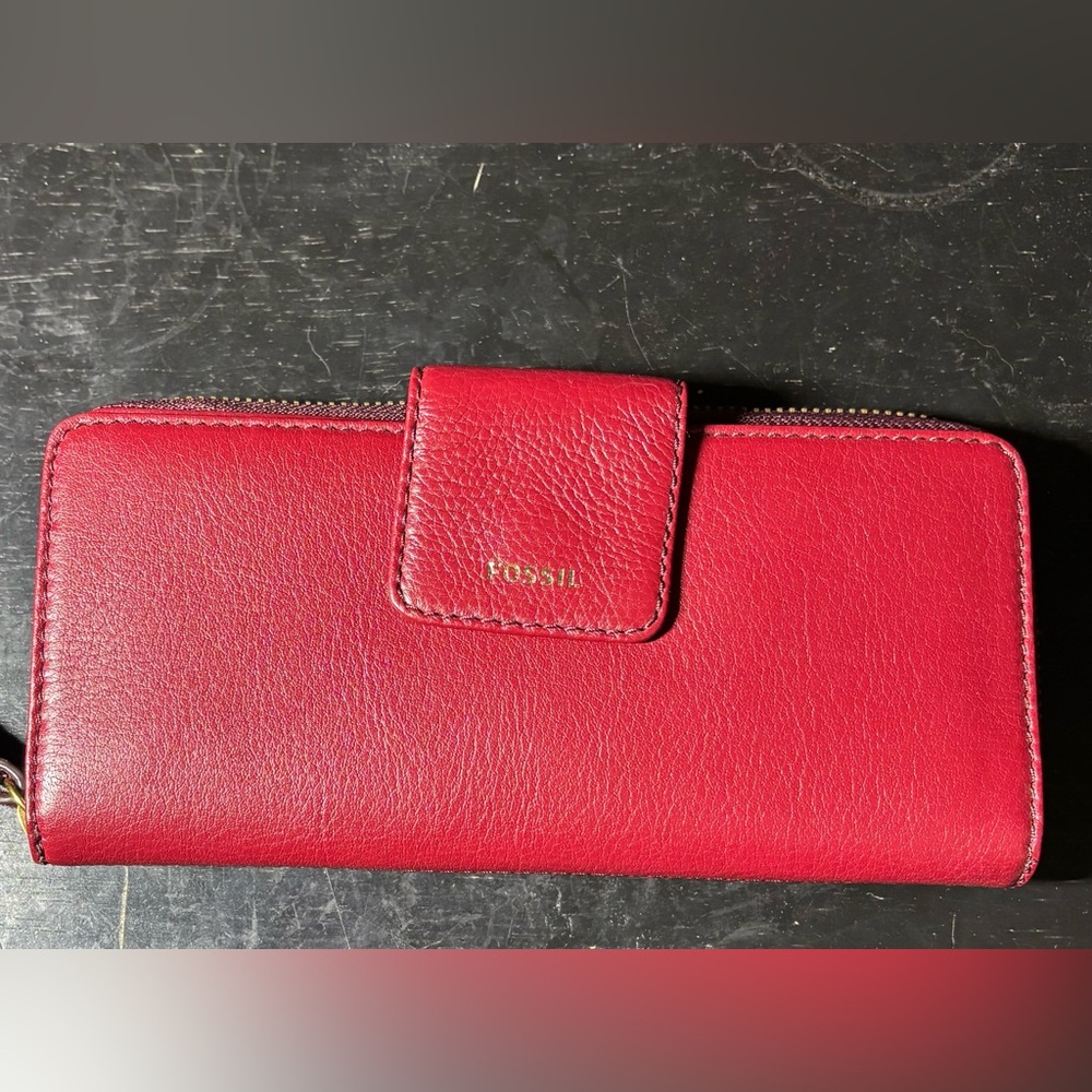 🎉SALE🎉 Fossil Madison Zip Clutch - Red Velvet
